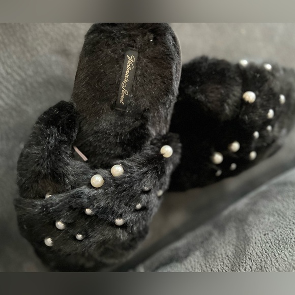 Victoria Secret Slides - Picture 2 of 2